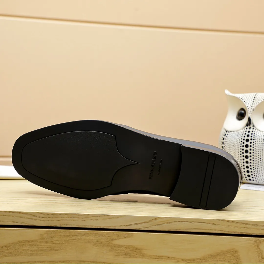 Factory price 460 🔥Ferragamo's new men's casual slip-on shoes🇨🇳Official website original 1:1 mold opening, original quality💯Fine workmanship, high-end luxury☘The upper is made of imported Italian first-layer cowhide🌴Water-dyed🐂Leather lining🍓Rubber wear-resistant and non-slip outsole, breathable and comfortable to wear🍍The first choice for high-grade men, black is optional! Code number 38-44 (45.46. Can be customized)